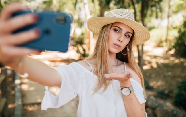 Як правильно позувати на фото: прості трюки від фотографів