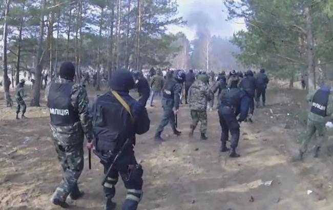 В Ровенской области более 200 копателей янтаря блокировали полицию