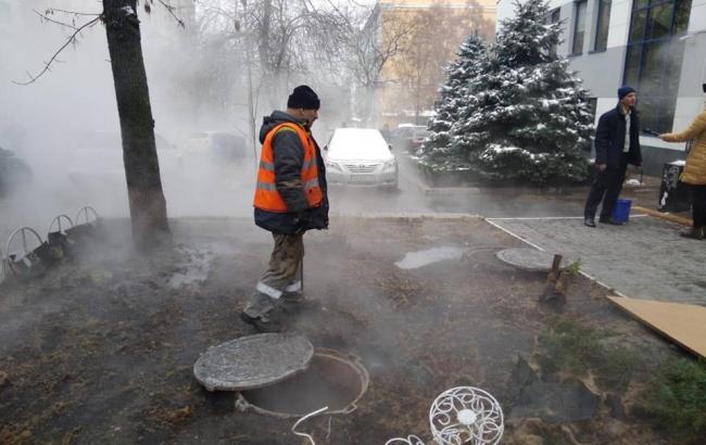 Прорыв трубы в Киеве: ремонтные работы продлятся до завтра