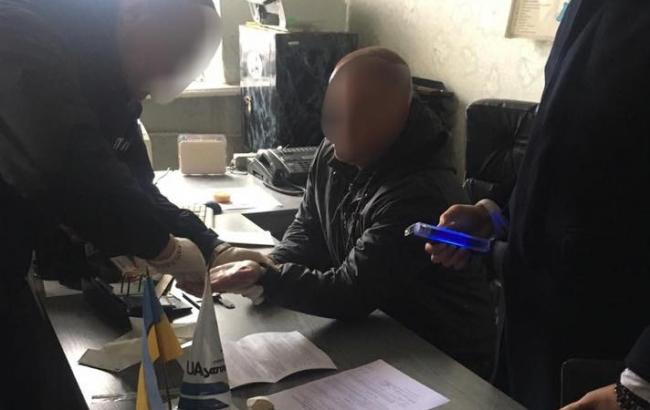 У Полтавській області на хабарі затримали посадовця "Укрінтеравтосервісу"