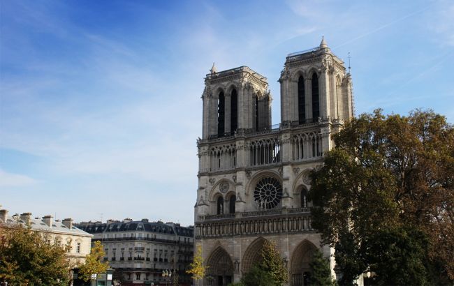 Хотел протаранить самолетом Нотр-Дам: во Франции задержали бывшего пилота