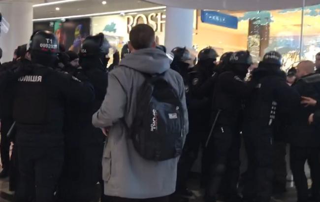 Під час акції в ТРЦ Ocean Plaza поліція затримала одного із участників