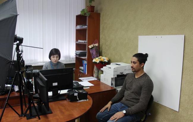 Миграционная служба начала оформление видов на жительство в виде ID-карточек