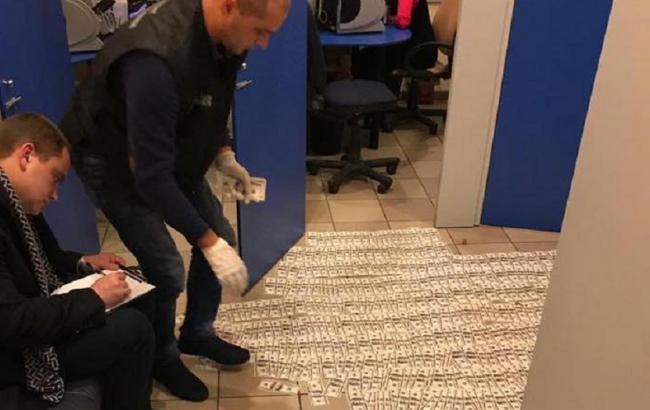 Должностных лиц &ldquo;Дунайского пароходства&rdquo; и товарной биржи задержали на взятке в 100 тыс. долларов