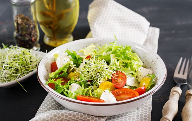 11 найкорисніших інгредієнтів, які варто додавати до салатів