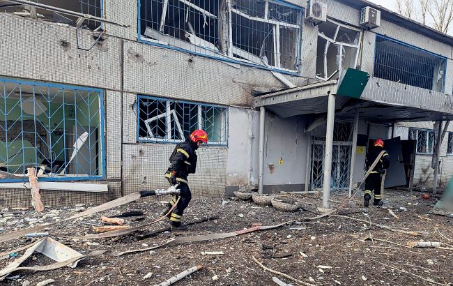 "Зайчику, я живий". У Кривому Розі рятувальники потрапили під повторний удар РФ (відео)