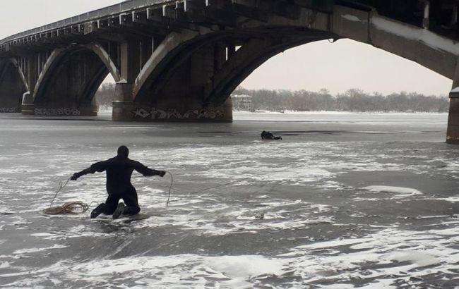 У Києві з мосту Метро впав чоловік