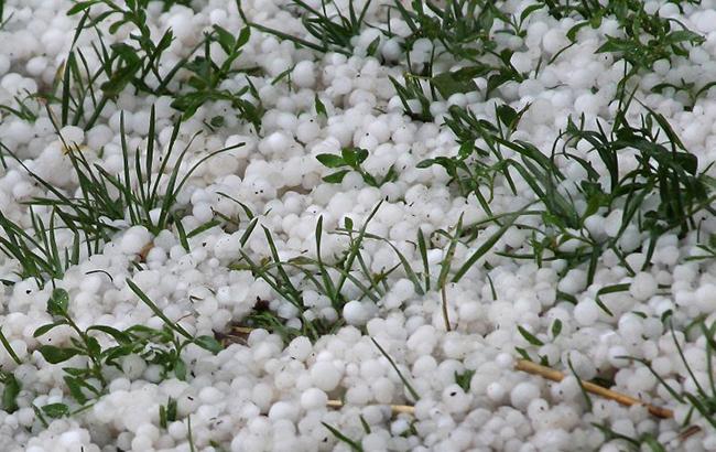 Синоптики попереджають про град та шквали в окремих областях України