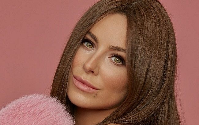 Ані Лорак у басейна злякала фанатів надутими губами (відео)