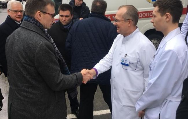 Вертолет с пятью министрами иностранных дел не смог долететь до Мариуполя