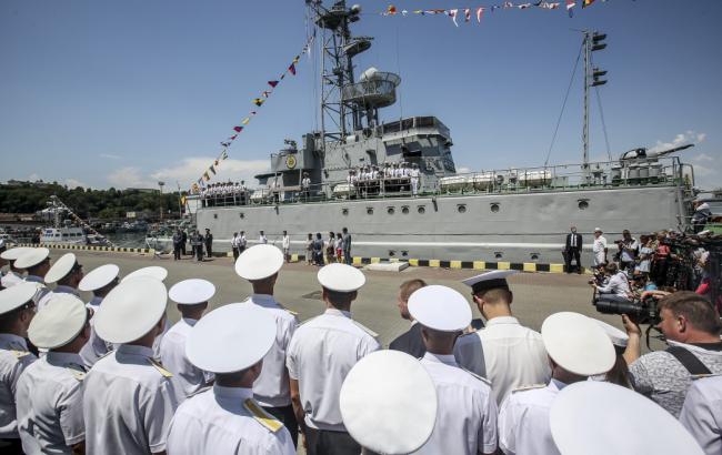 Президент присвоил кораблю "Кировоград" имя Юрия Олефиренко