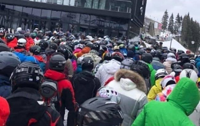 Локдаун у Буковелі: натовпи відпочиваючих і черги на підйомники показали на відео