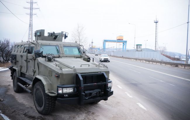 Проверки документов и авто. Киевскую ГЭС взяли под усиленную охрану