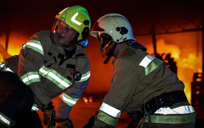 Удар неизвестного дрона по Николаеву: масштабный пожар уничтожил склады (фото последствий)