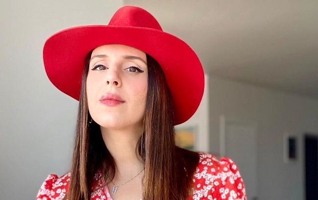 Невероятно красивая: Джамала в красном платье и шляпке показала "карантинную моду"
