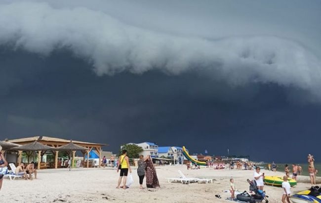Кирилловку накрыл грозовой воротник: потрясающее видео небесного "цунами"