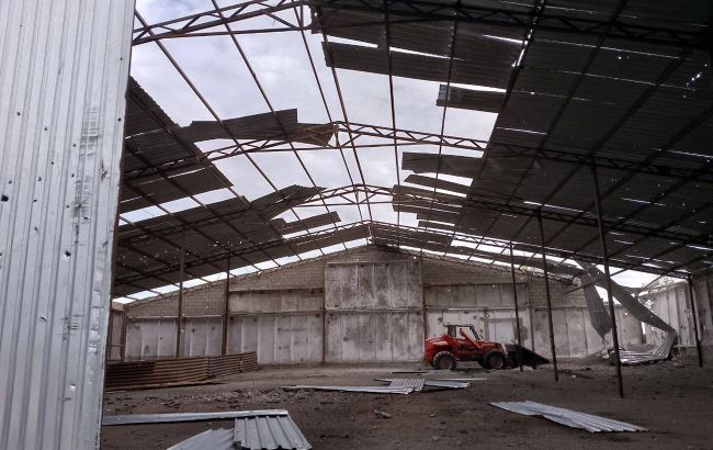 В Запорожской области враг обстрелял фермерское хозяйство. Повреждена техника