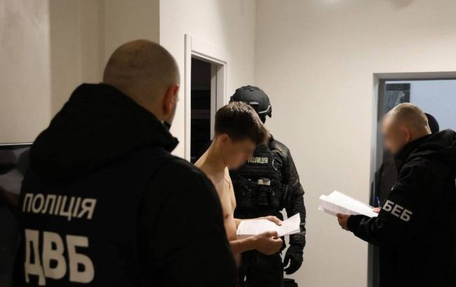 Правоохоронці викрили "фабрику" підробних документів