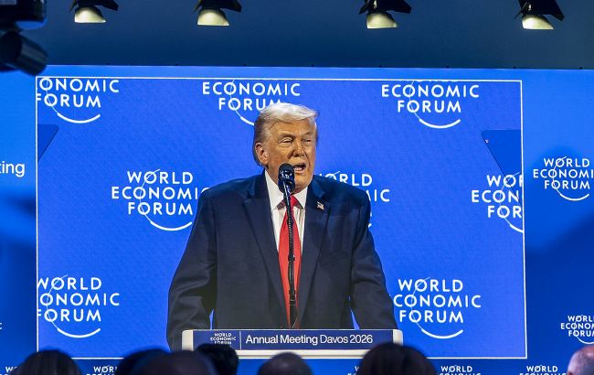 "Что с ним случилось?": Трамп высмеял выступление Макрона в очках