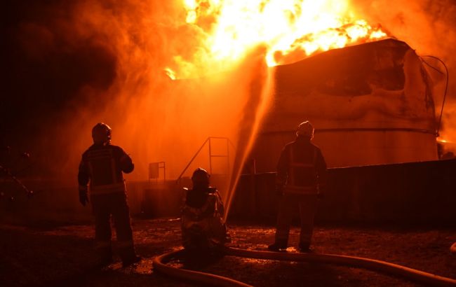 Зачем Россия взрывает нефтебазы и хватит ли Украине топлива для армии и аграриев