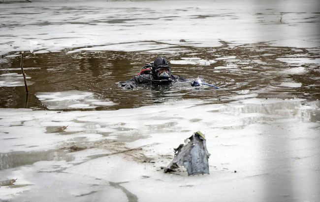 У Києві з річки дістали уламки російської ракети: у ДСНС попередили про приховану небезпеку