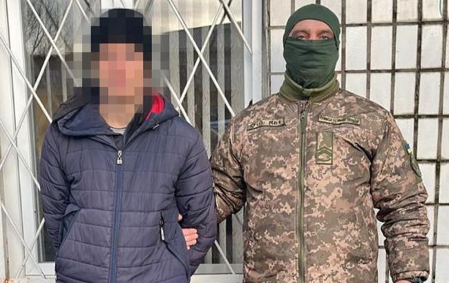 Охороняв захоплені росіянами адмінбудівлі. СБУ затримала в Херсоні колаборанта