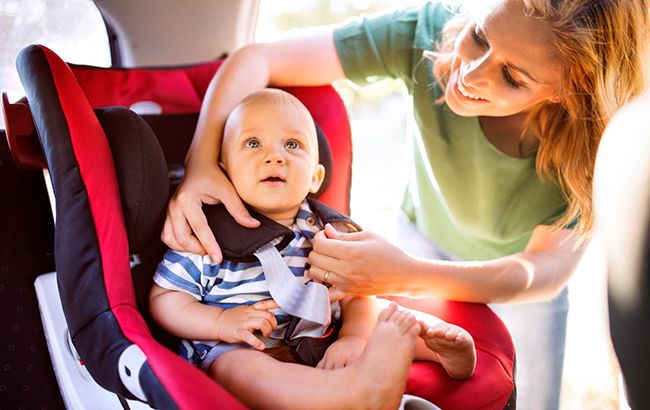 С сегодняшнего дня водителей начнут штрафовать за перевозку детей без автокресел
