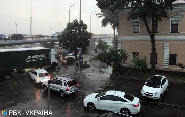 Из-за урагана Киев сковали пробки