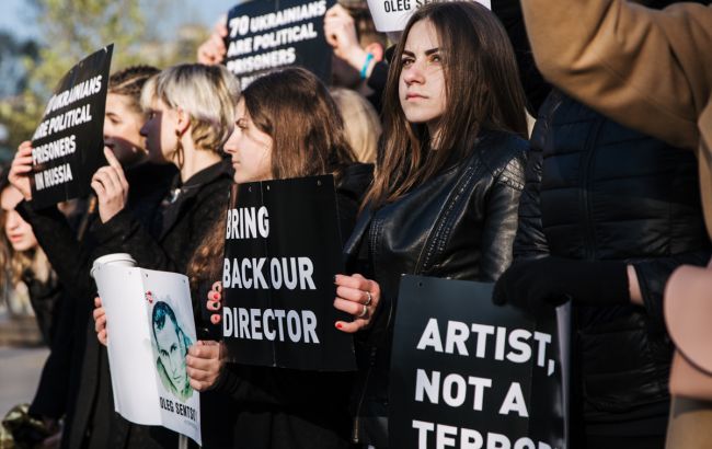 Во Франции провели акцию в поддержку Сенцова