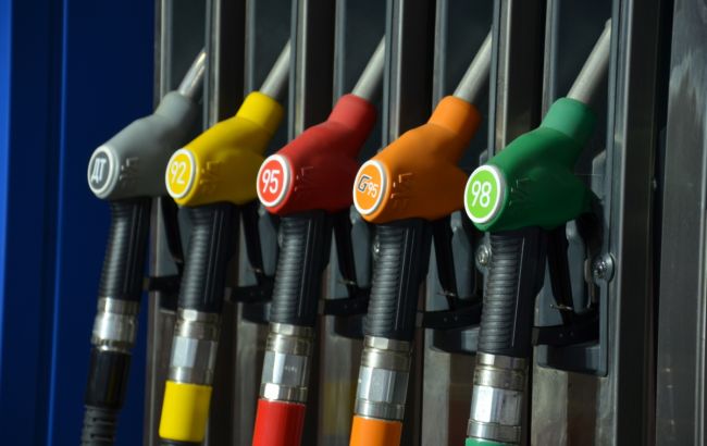 АМКУ рекомендовал 12 компаниям снизить цены на бензин