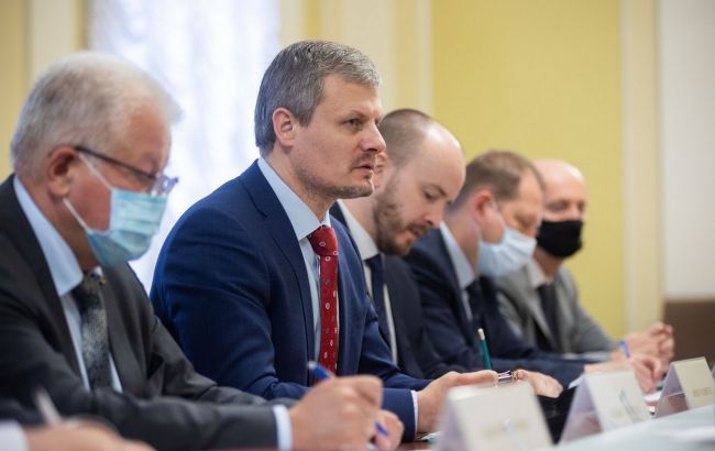 Офіс президента обговорив з послами візит Зеленського до США