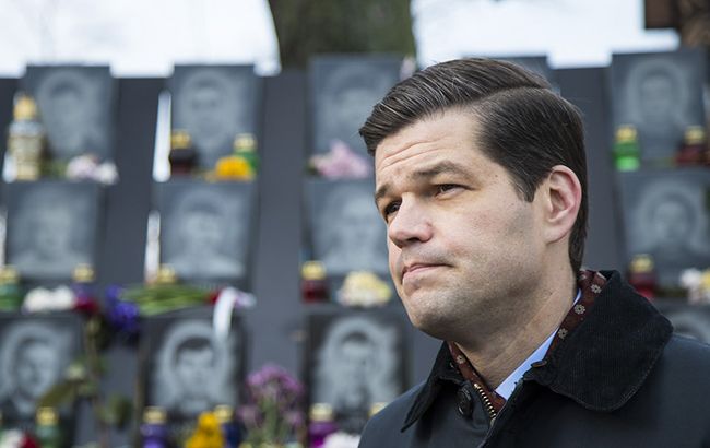 В США объявили об отставке помощника госсекретаря, курировавшего отношения с РФ