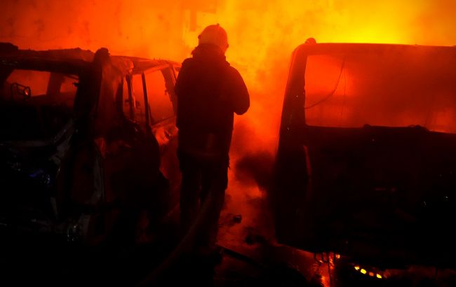 Нічна атака на Одесу: уламки дронів пошкодили місцевий Держархів