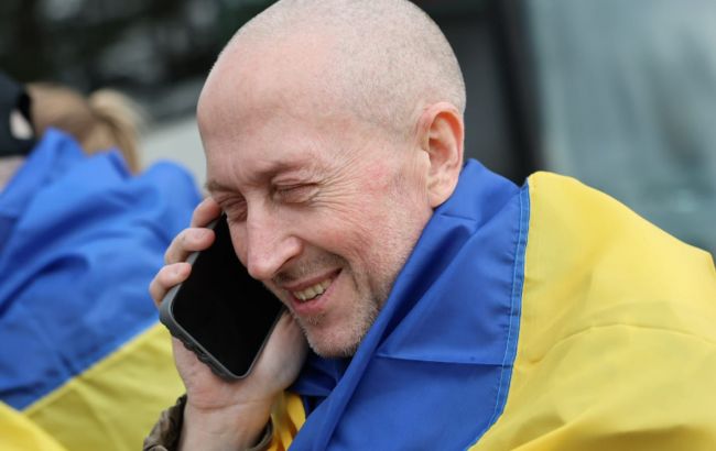 "Я завжди надіявся": перші емоційні кадри повернення українських військових з полону