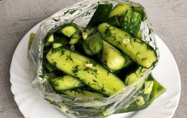 Забудьте про банки: малосольні огірки в пакеті - ідеальна закуска за годину