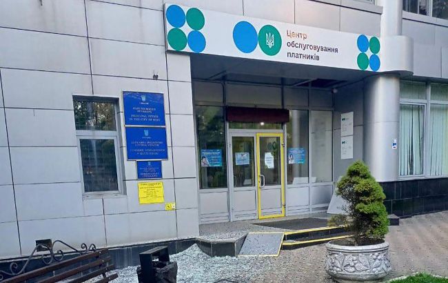 Обстріл Києва: пошкоджено будівлі ДПС та головні офіси кількох банків (фото)