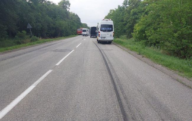 Під Дніпром перекинувся автобус з людьми: є загиблий, багато поранених (фото)
