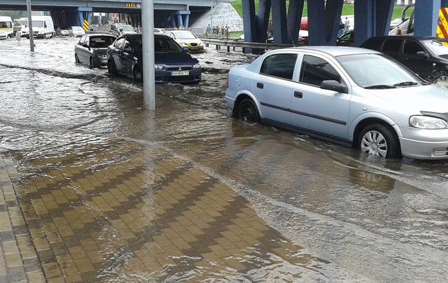 Из-за непогоды в Киеве возле метро "Левобережная" затопило дорогу, образовалась пробка