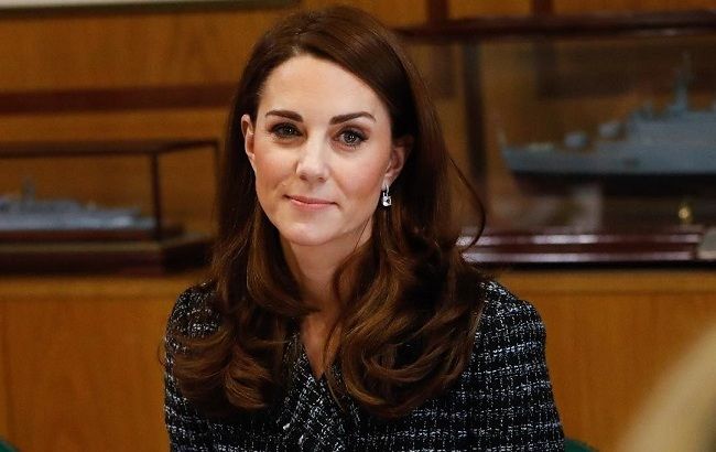 В узких брюках и клетчатом блейзере: Кейт Миддлтон блистает в Лондоне в эффектном деловом наряде