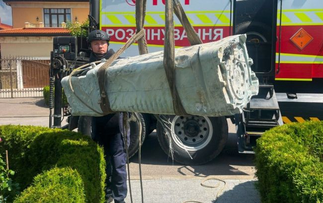 Ракета впала біля будинку: у Києві сапери ДСНС знищили бойову частину Х-69 (фото)