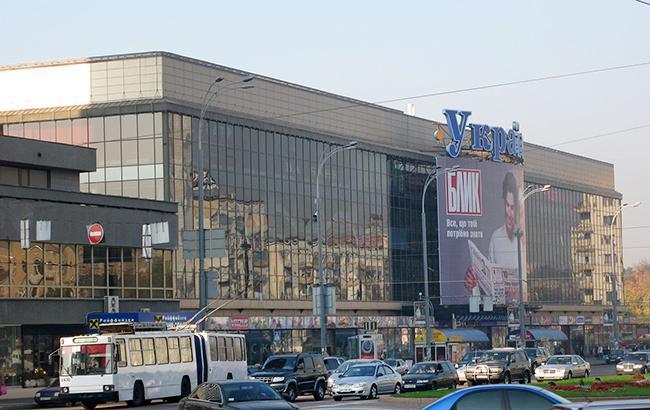 В Киеве "заминировали" ТРЦ "Украина"