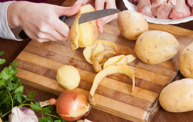 Чи безпечно їсти картоплю, яка почорніла після чищення?