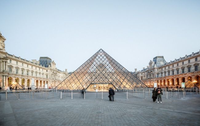 У Парижі пограбували Лувр
