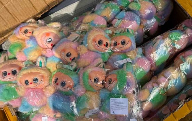 На кордоні України знайшли велику партію фальшивих популярних іграшок Лабубу (фото)