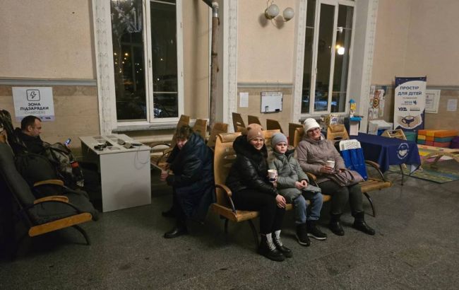 Пункти незламності на вокзалах: як "Укрзалізниця" допомагає під час блекаутів