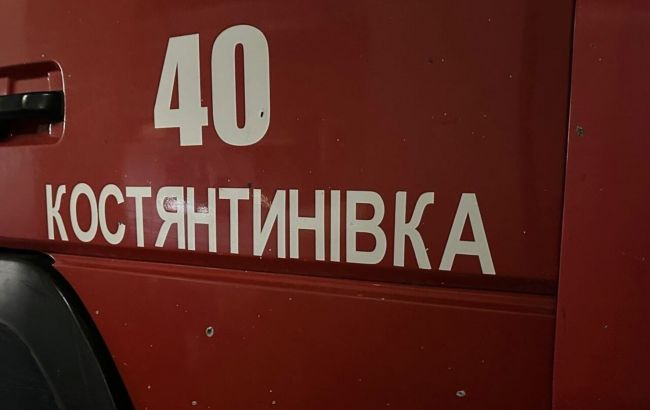 Окупанти у Костянтинівці обстріляли рятувальників: в ДСНС показали фото наслідків
