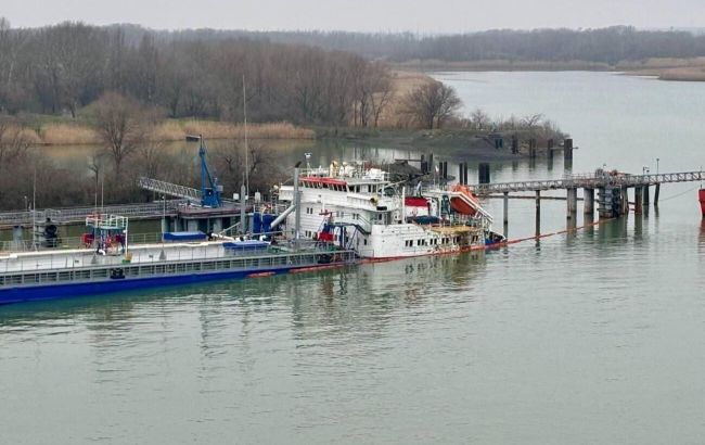 Російський танкер "Валерий Горчаков", атакований дронами, повільно йде під воду