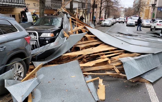 Столичные спасатели совершили 14 выездов для ликвидации последствий непогоды