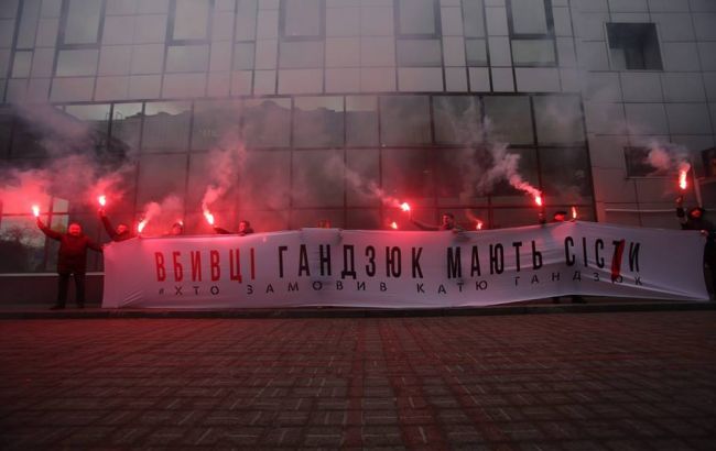 Дело Мангера: активисты под судом зажгли файеры