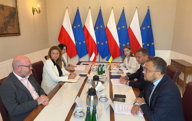 МВС Польщі зайнялося врегулюванням статусу українців після вето Навроцького